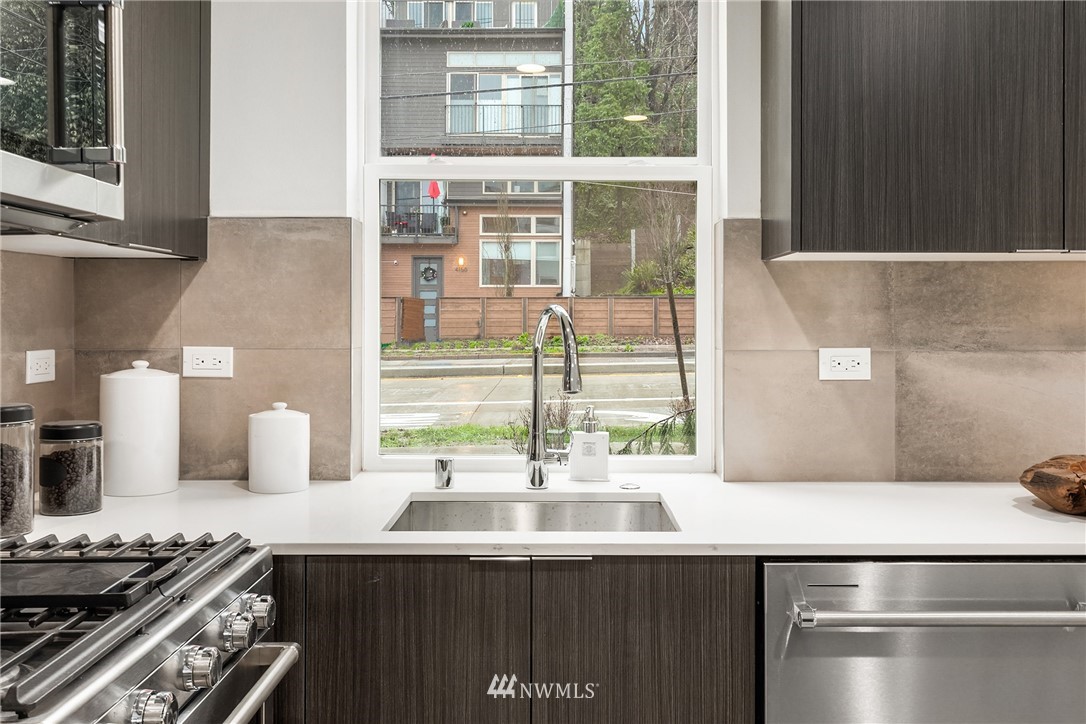 2402 Southwest Genesee Street Seattle, WA 98106 - Photo 6 of 17 Gallery Image 6