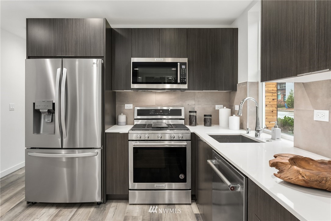 2402 Southwest Genesee Street Seattle, WA 98106 - Photo 7 of 17 Gallery Image 7