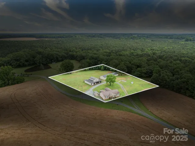 a view of a back yard