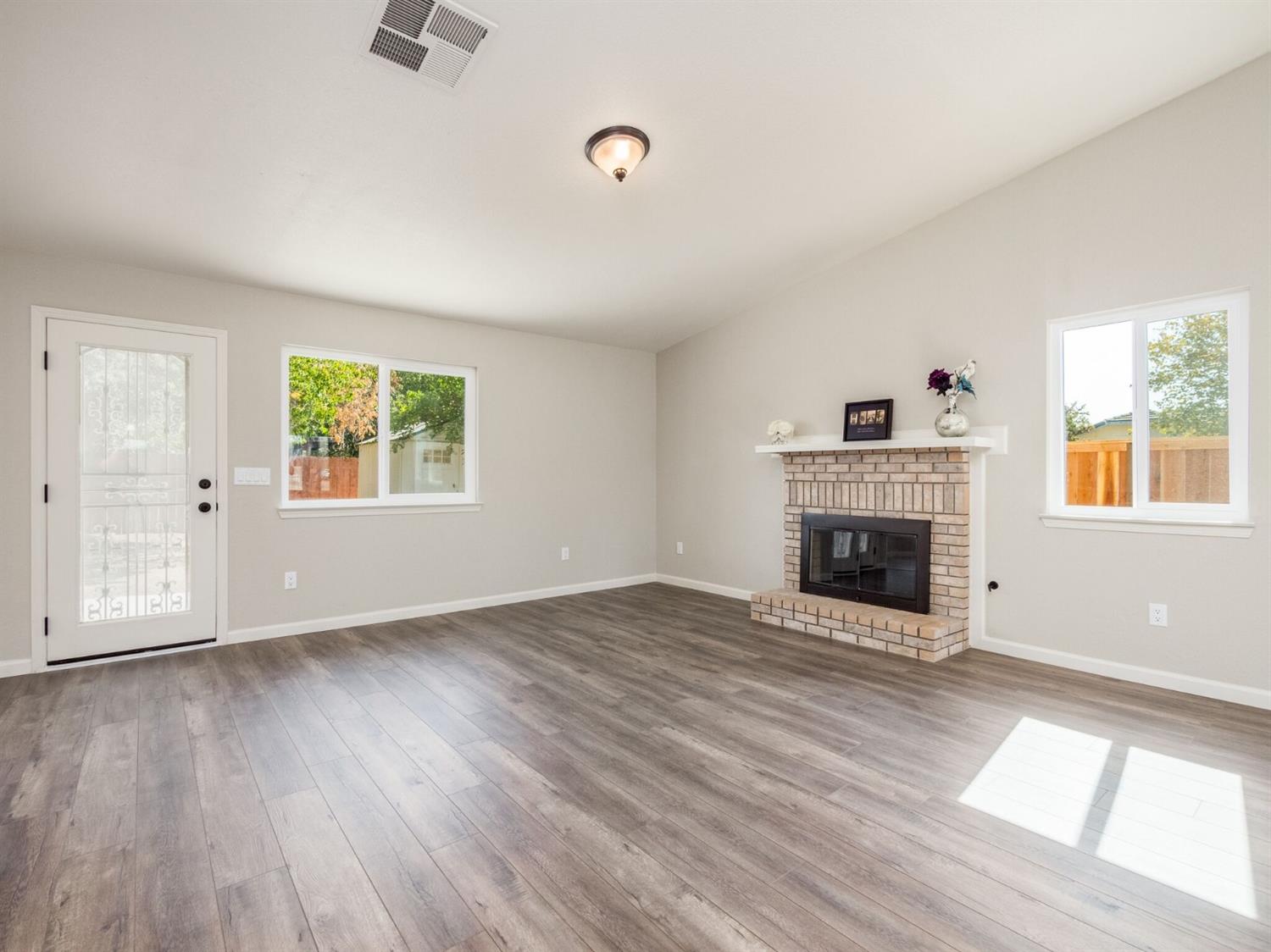 1318 Del Altair Avenue Reedley, CA 93654 - Photo 5 of 32 Gallery Image 5