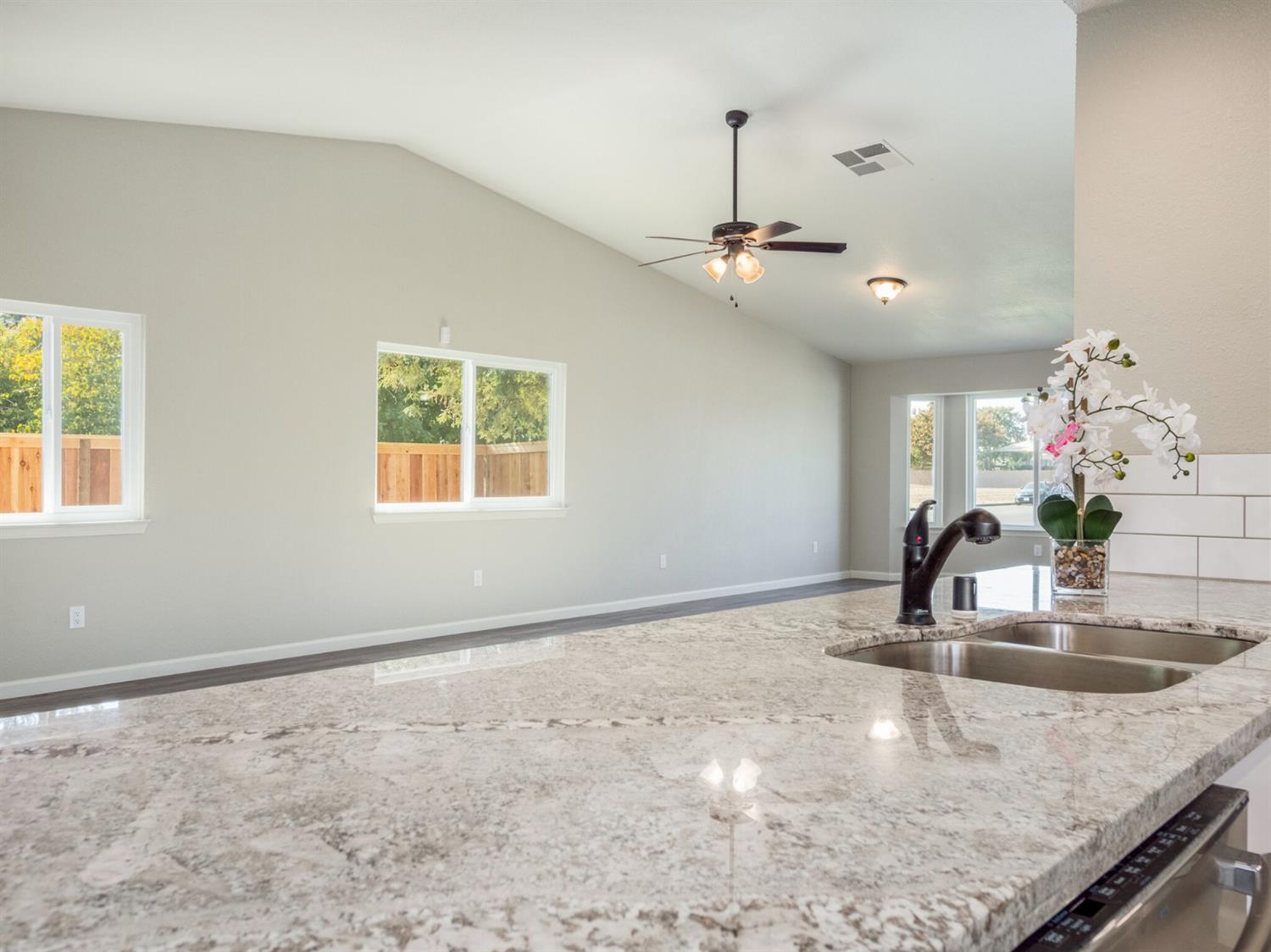 1318 Del Altair Avenue Reedley, CA 93654 - Photo 9 of 32 Gallery Image 9
