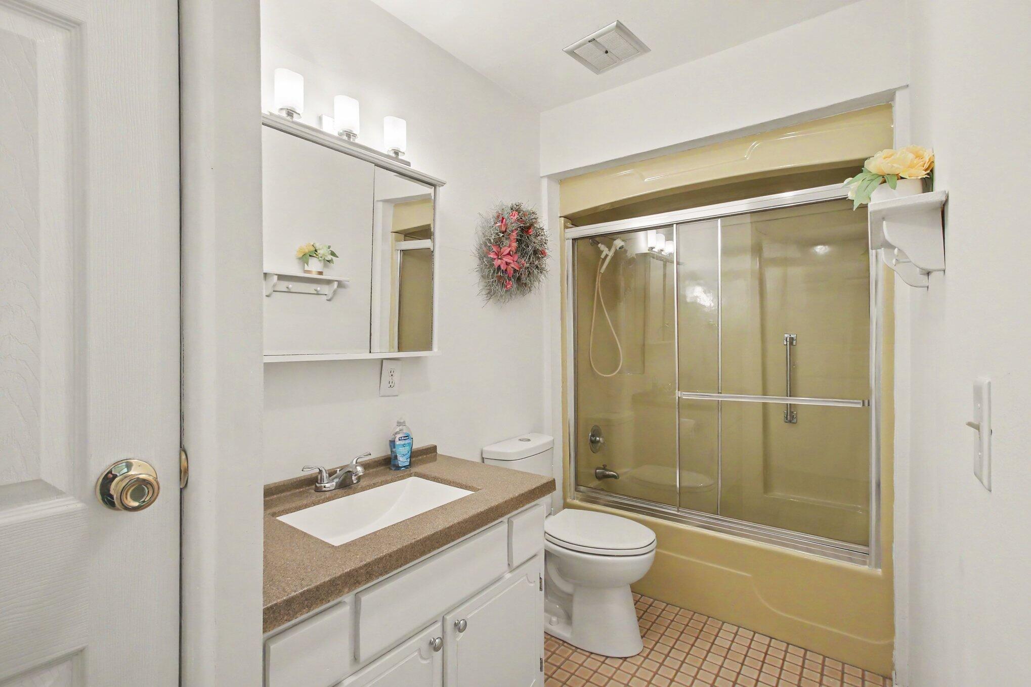 850 West Michillinda Road Muskegon, MI 49445 - Photo 13 of 18 Full Bathroom 2