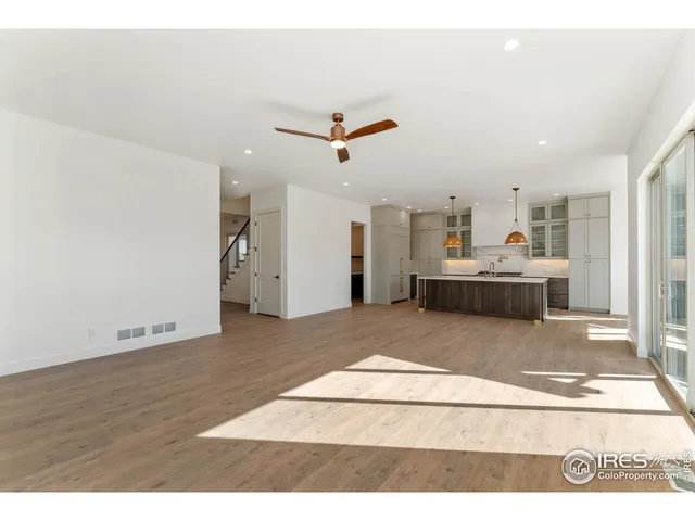 a view of a livingroom with furniture and a ceiling fan