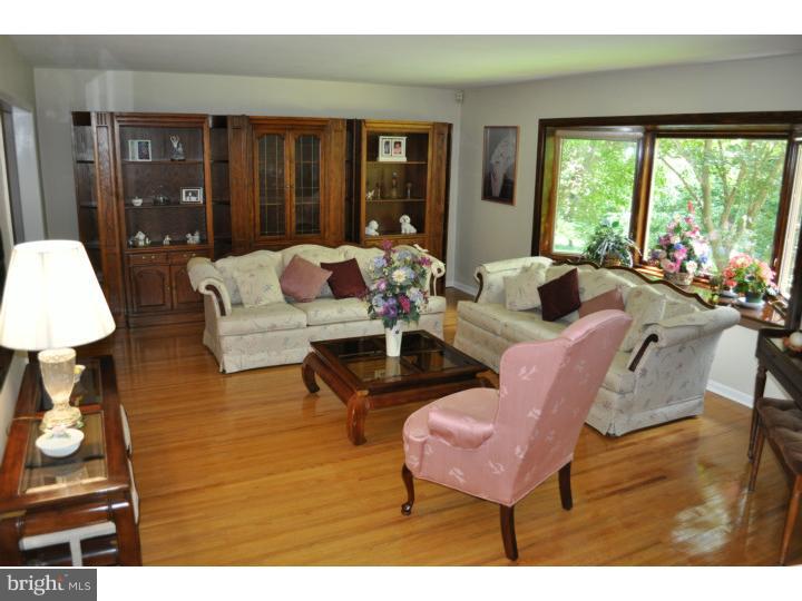 204 Knoll Road Wallingford, PA 19086 - Photo 13 of 25 Living Room