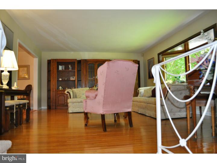 204 Knoll Road Wallingford, PA 19086 - Photo 14 of 25 Living Room