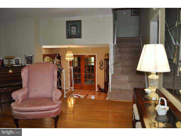 204 Knoll Road Wallingford, PA 19086 - Photo 15 of 25 Living Room
