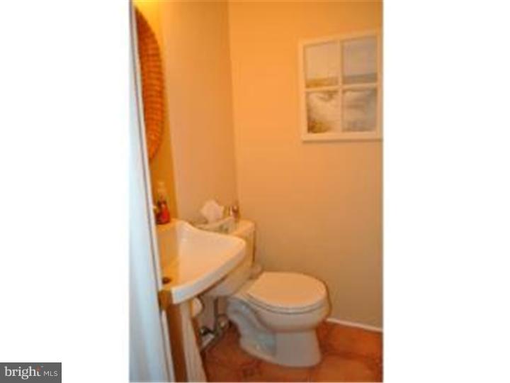 204 Knoll Road Wallingford, PA 19086 - Photo 7 of 25 Half Bath