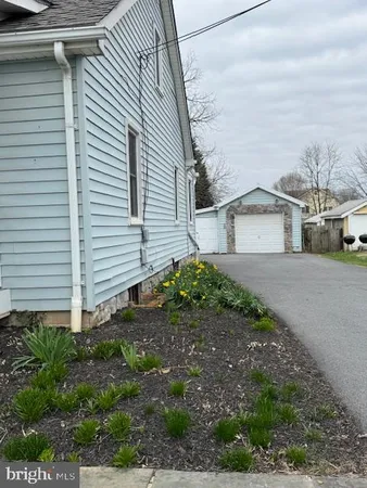 a view of a house with backyard and garden