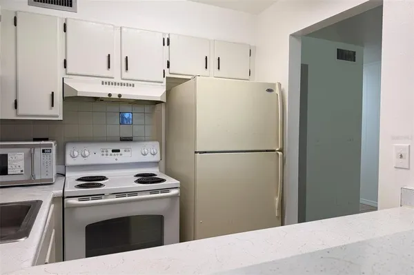 $895 | 1500 Virginia Avenue, Unit 209, Daytona Beach, FL 32114