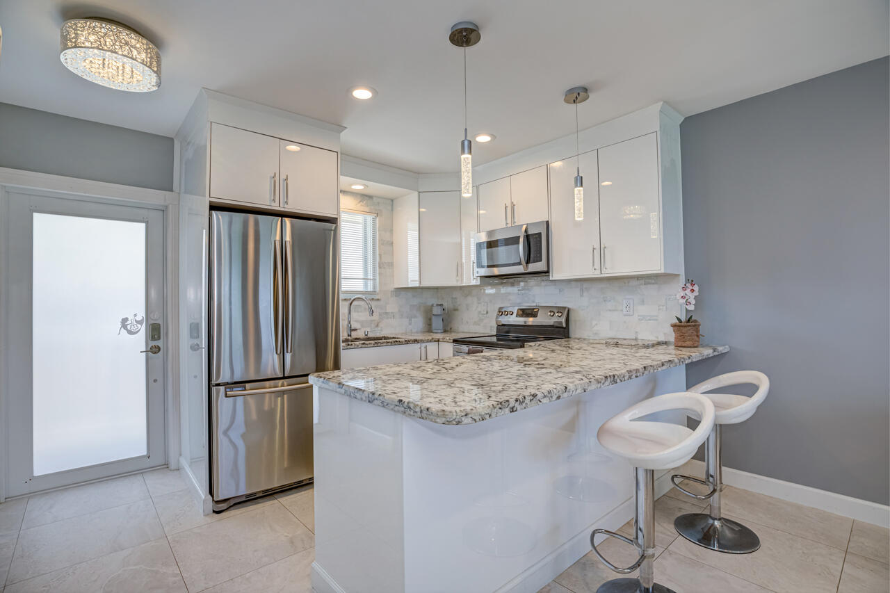 2730 Banyan Road, Unit 33B Boca Raton, FL 33432 - Photo 19 of 35 21-Kitchen