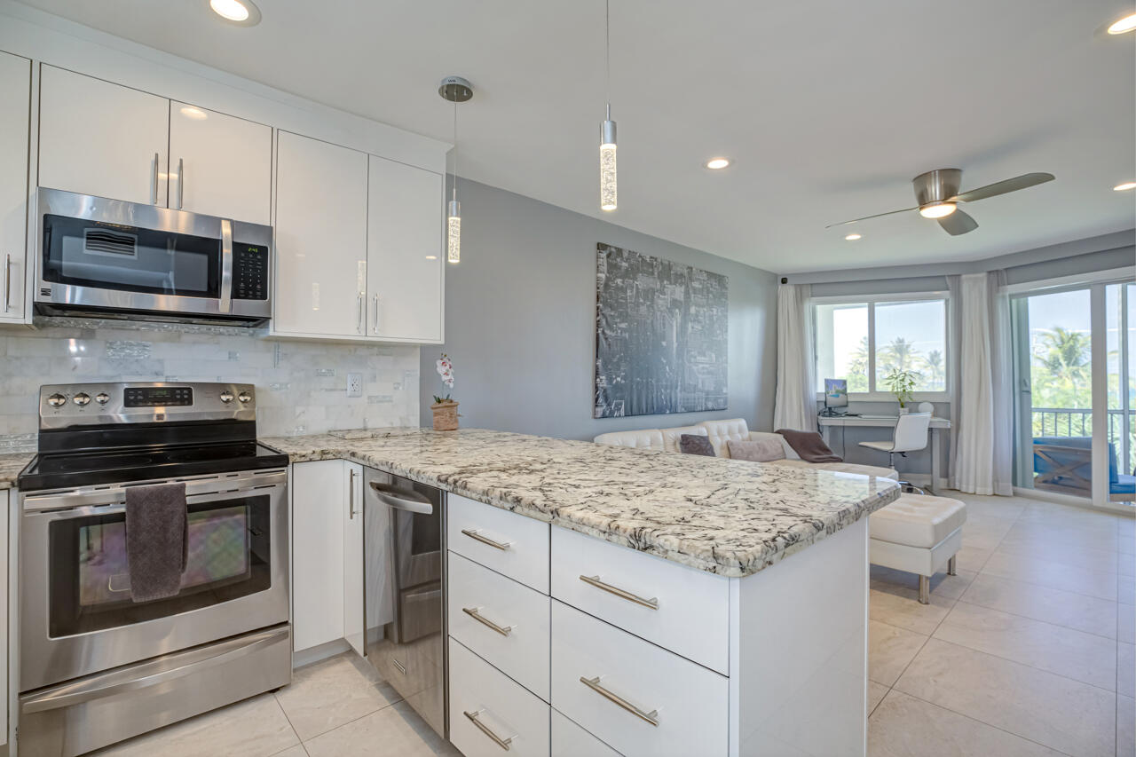 2730 Banyan Road, Unit 33B Boca Raton, FL 33432 - Photo 20 of 35 22-Kitchen