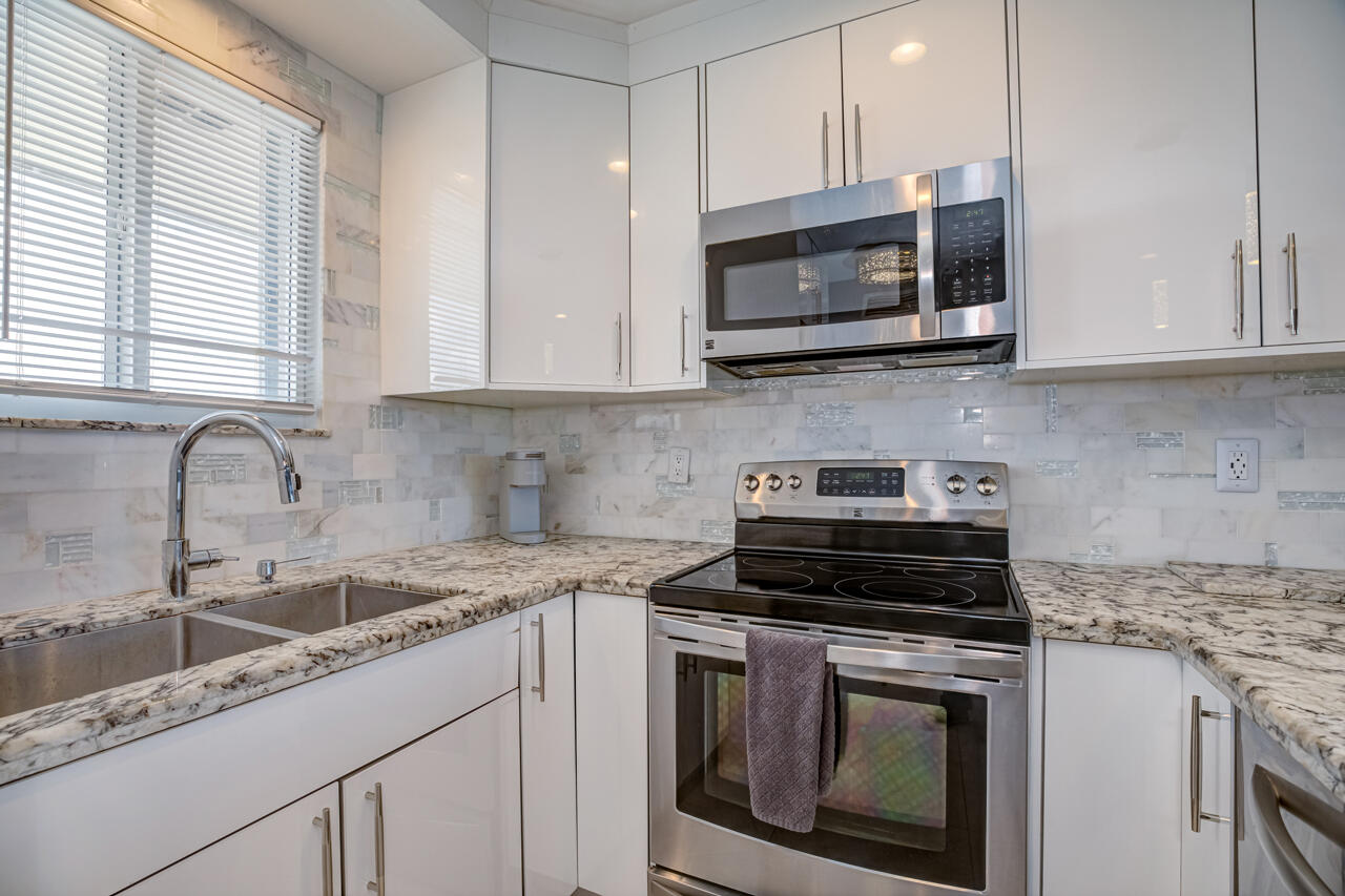 2730 Banyan Road, Unit 33B Boca Raton, FL 33432 - Photo 21 of 35 23-Kitchen