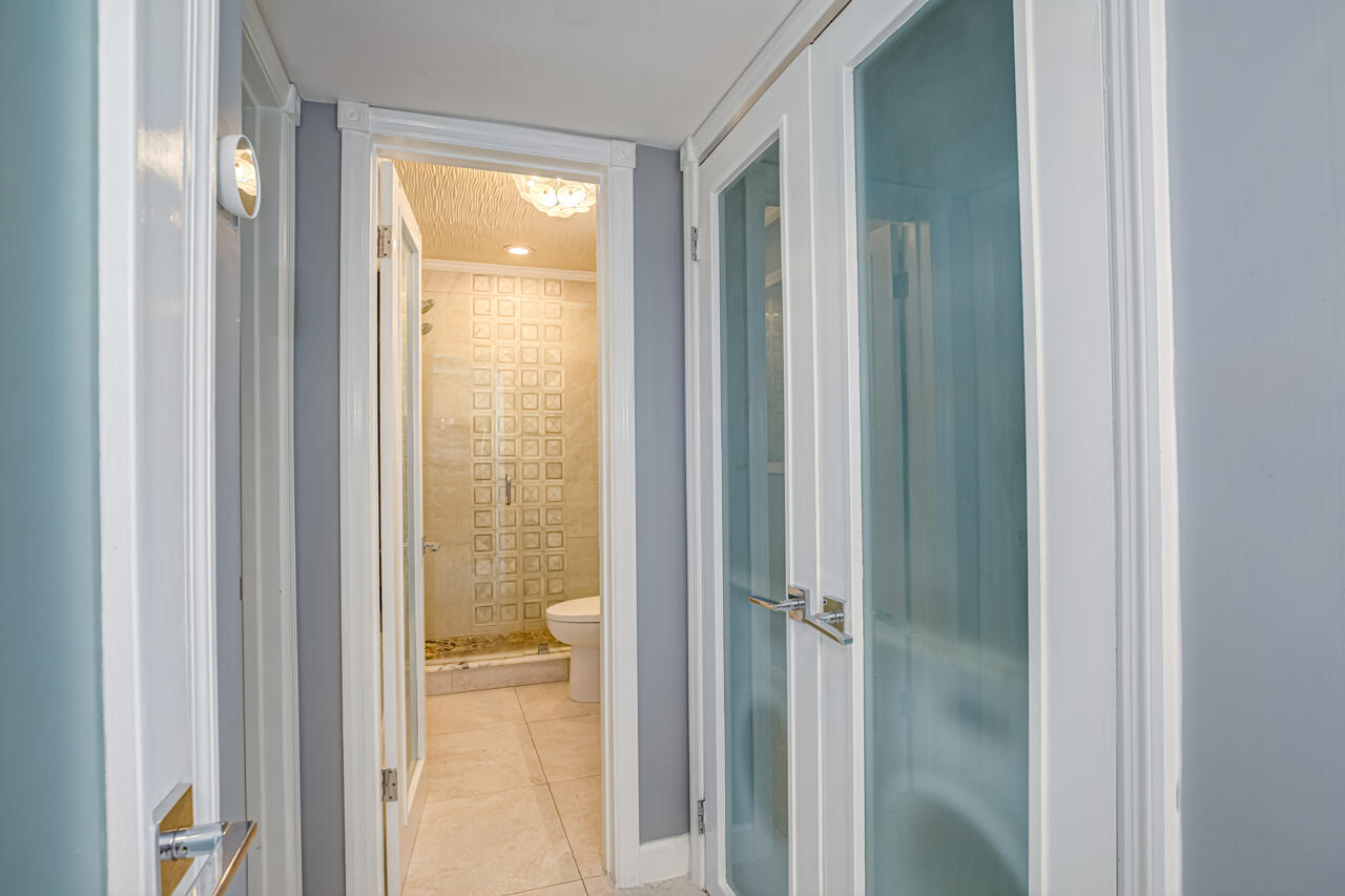 2730 Banyan Road, Unit 33B Boca Raton, FL 33432 - Photo 23 of 35 25-Bathroom-Hallway