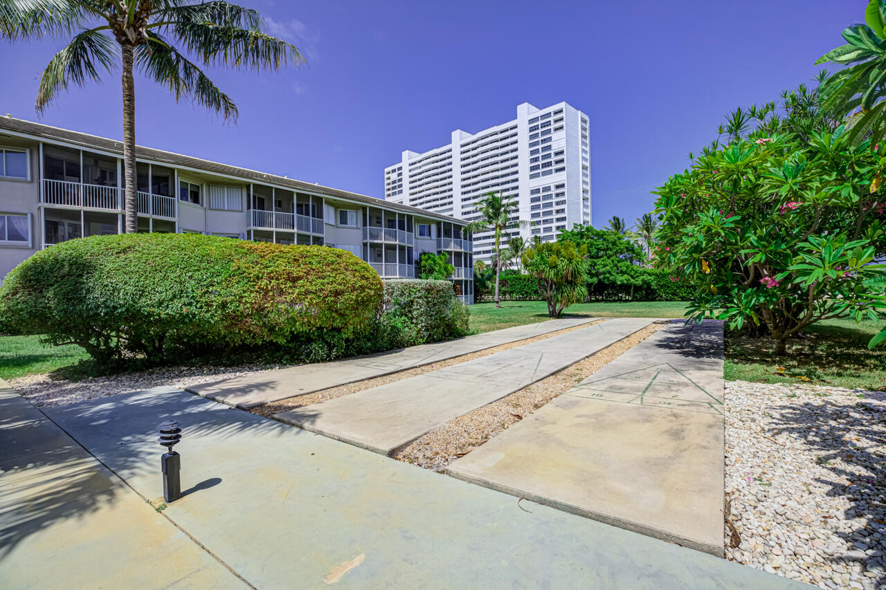 2730 Banyan Road, Unit 33B Boca Raton, FL 33432 - Photo 34 of 35 36-Courtyard