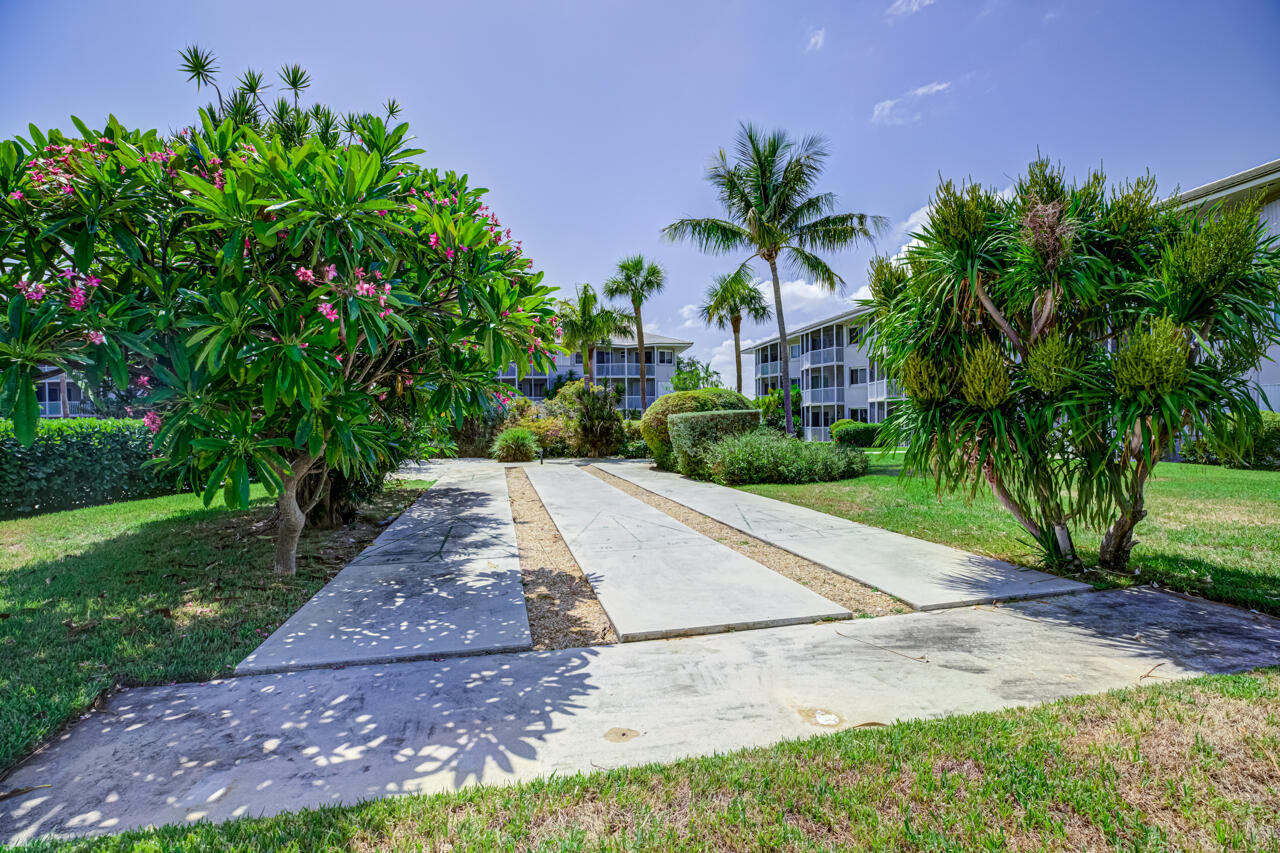 2730 Banyan Road, Unit 33B Boca Raton, FL 33432 - Photo 35 of 35 37-Courtyard