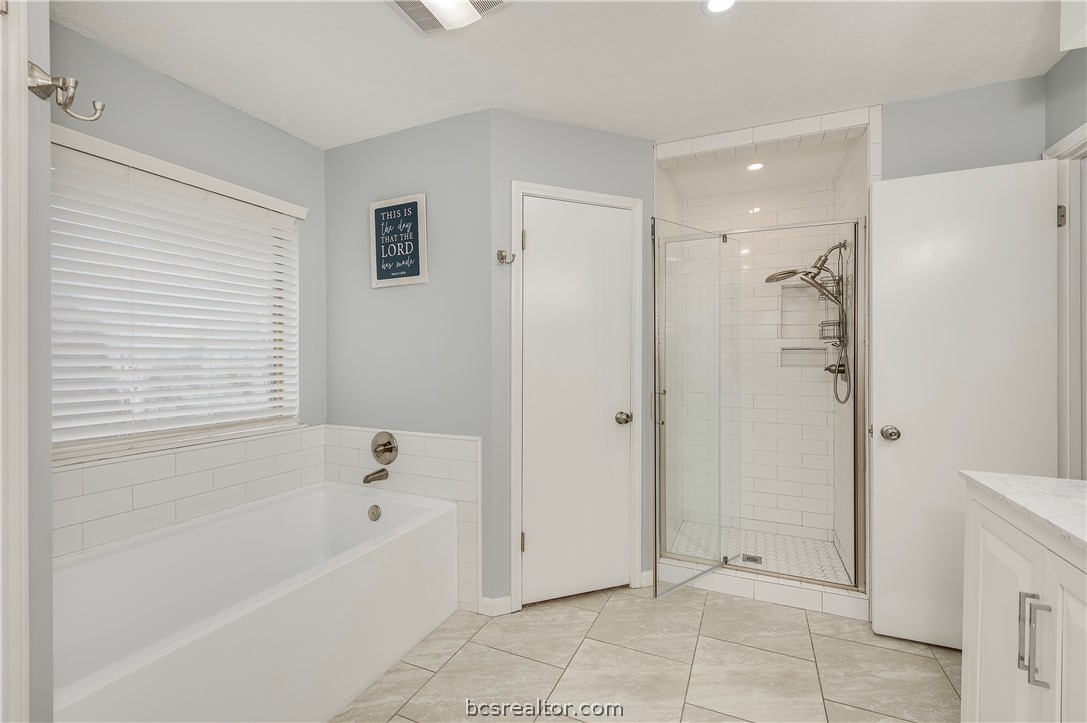 2009 Cobblestone Lane Bryan, TX 77807 - Photo 14 of 23 a bathroom with a bathtub and shower