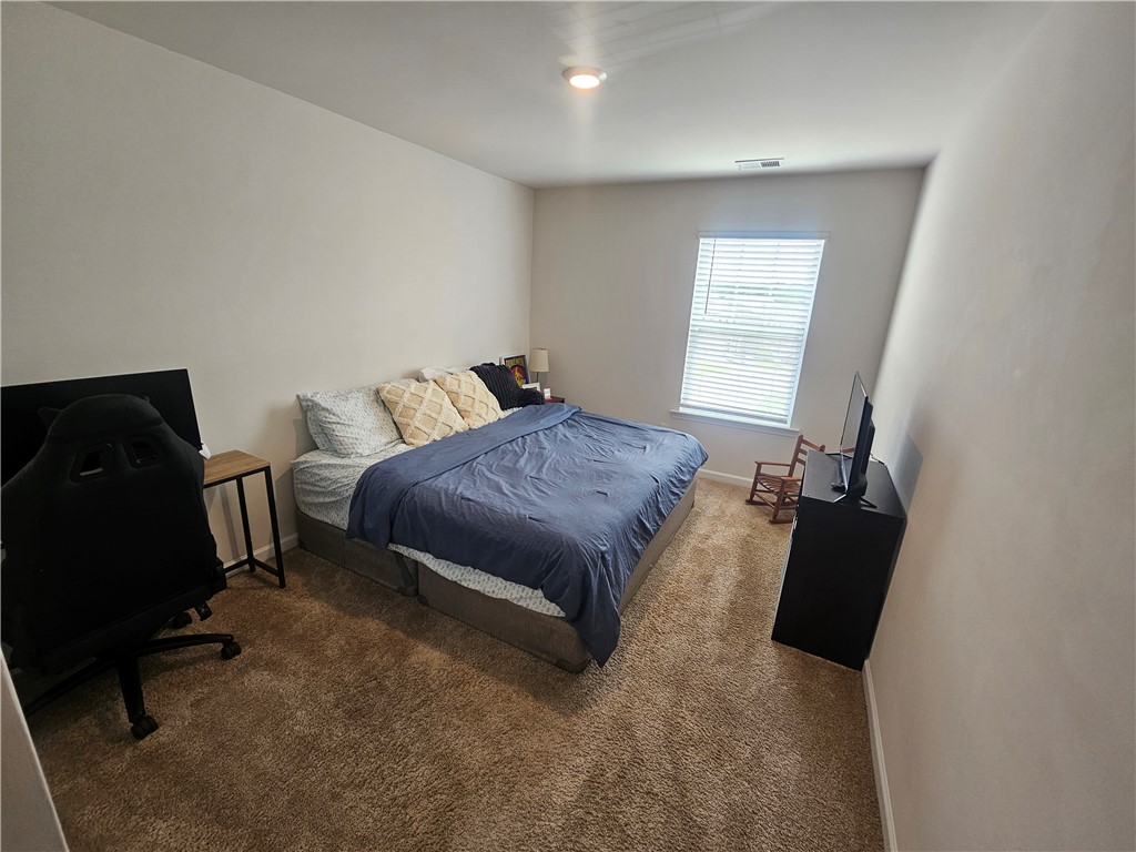 902 Ashwood Lane Easley, SC 29640 - Photo 30 of 39 An inviting sleeping space offers comfortable carpeting and a bright, naturally illuminated window.