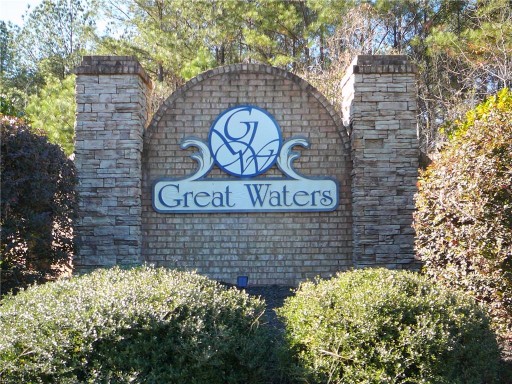 4 Landing Run Abbeville, SC 29620 - Photo 3 of 3 A stone and brick entryway welcomes residents and guests to this exclusive community.