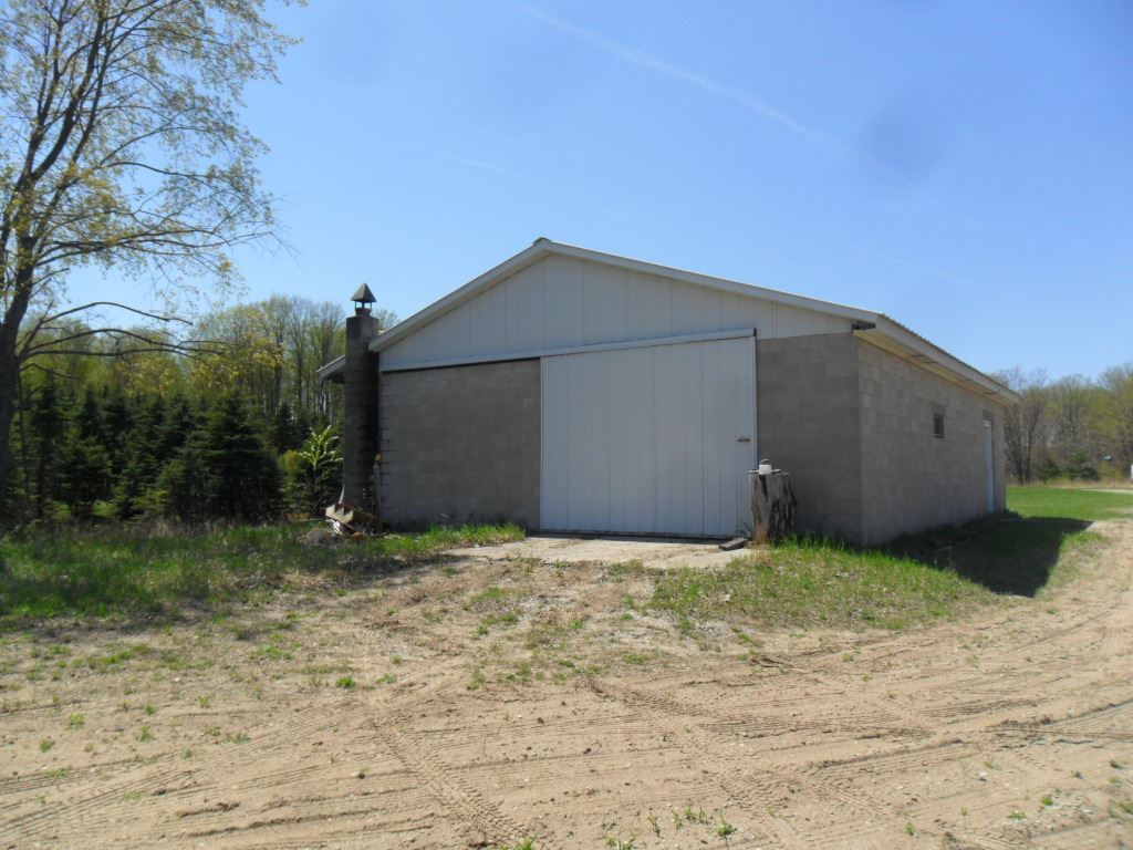 145 South 35 Road Cadillac, MI 49601 - Photo 4 of 22 1799507-3.JPG