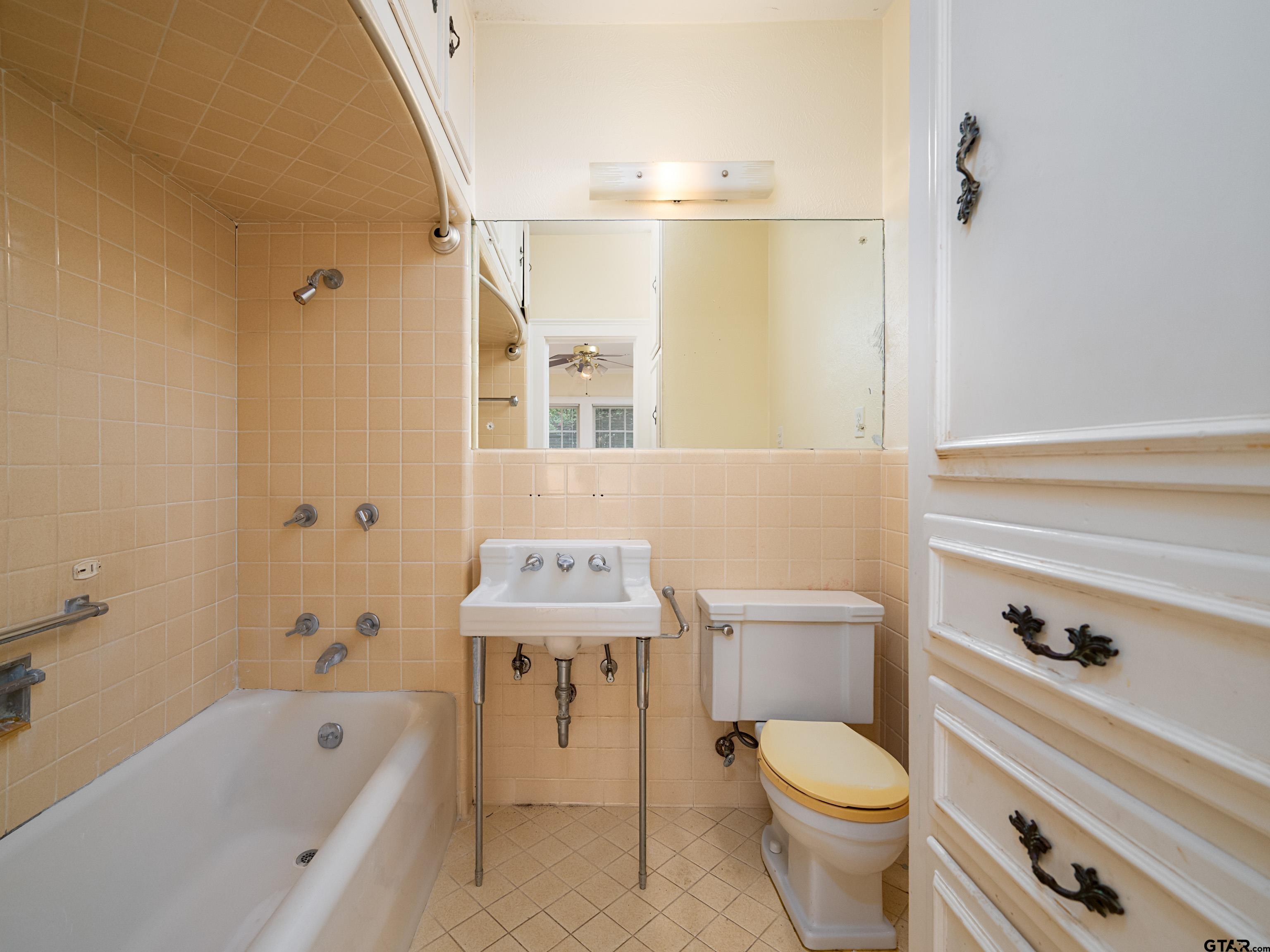 201 West Rusk Street Tyler, TX 75701 - Photo 21 of 30 a bathroom with a toilet a sink and bathtub