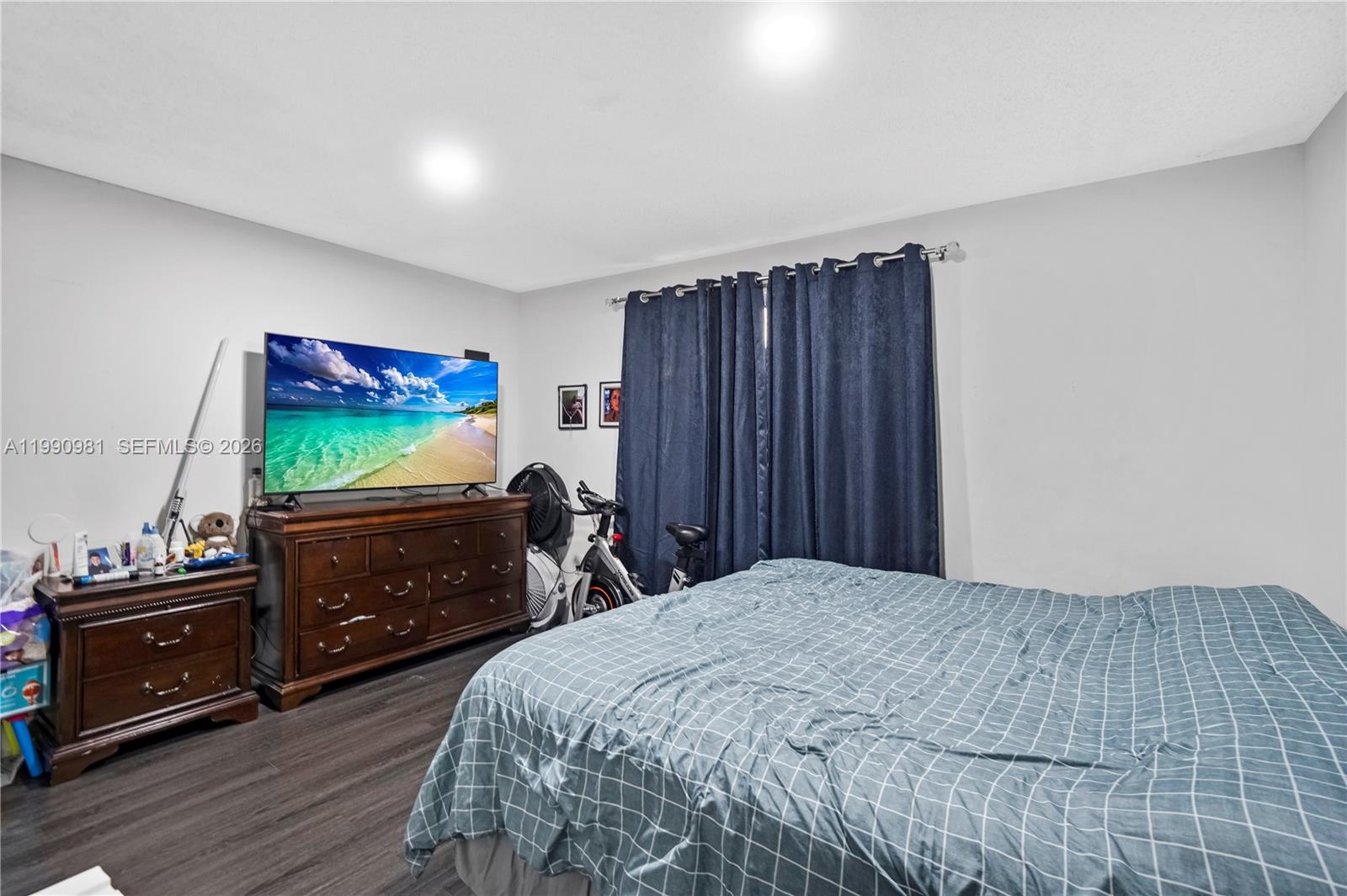 9403 Southwest 76th Street, Unit Y17 Miami, FL 33173 - Photo 19 of 30 a bedroom with a bed and a dresser