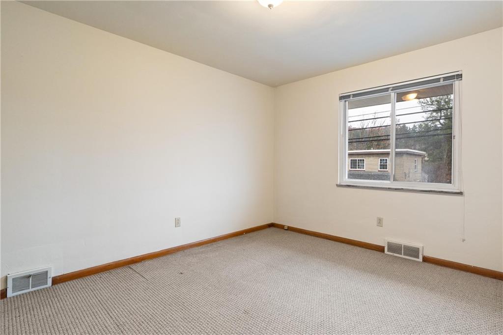 718 West Ingomar Road, Unit 2 Pittsburgh, PA 15237 - Photo 8 of 10 an empty room with a window