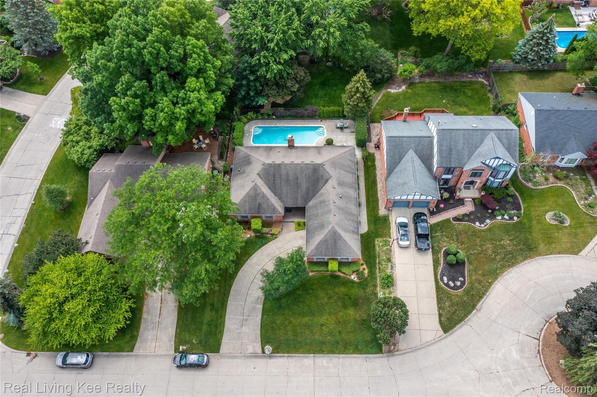 1329 Greenleaf Drive Rochester, MI 48309 - Photo 49 of 49 Exteriors (4 of 25).jpg