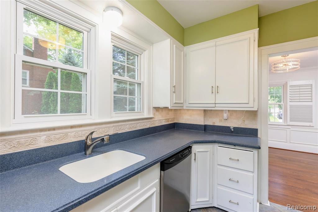 214 Fisher Road Grosse Pointe Farms, MI 48230 - Photo 16 of 44