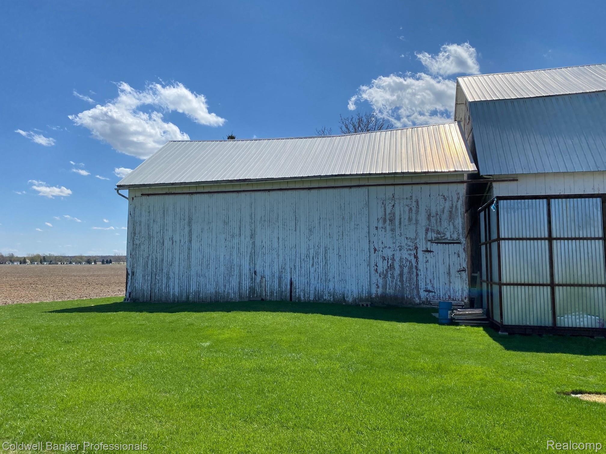 630 East Wildermuth Road Owosso, MI 48867 - Photo 3 of 23 3 630 barns.jpg