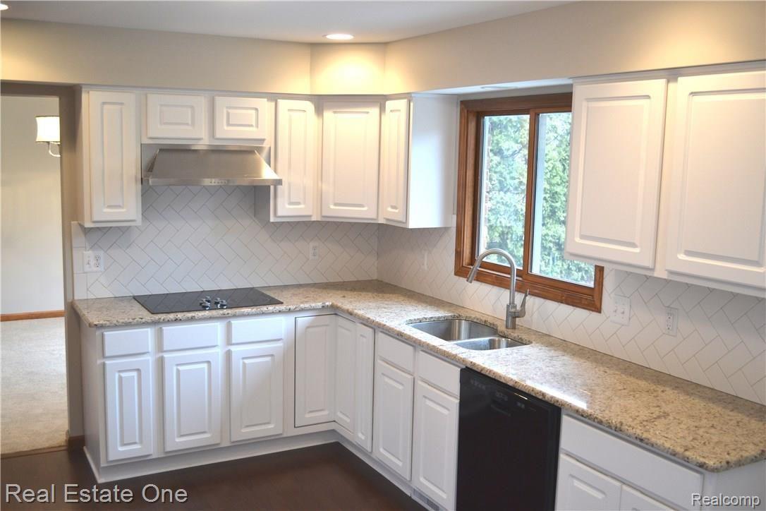 30992 Country Ridge Circle Farmington, MI 48331 - Photo 11 of 40 12.jpg