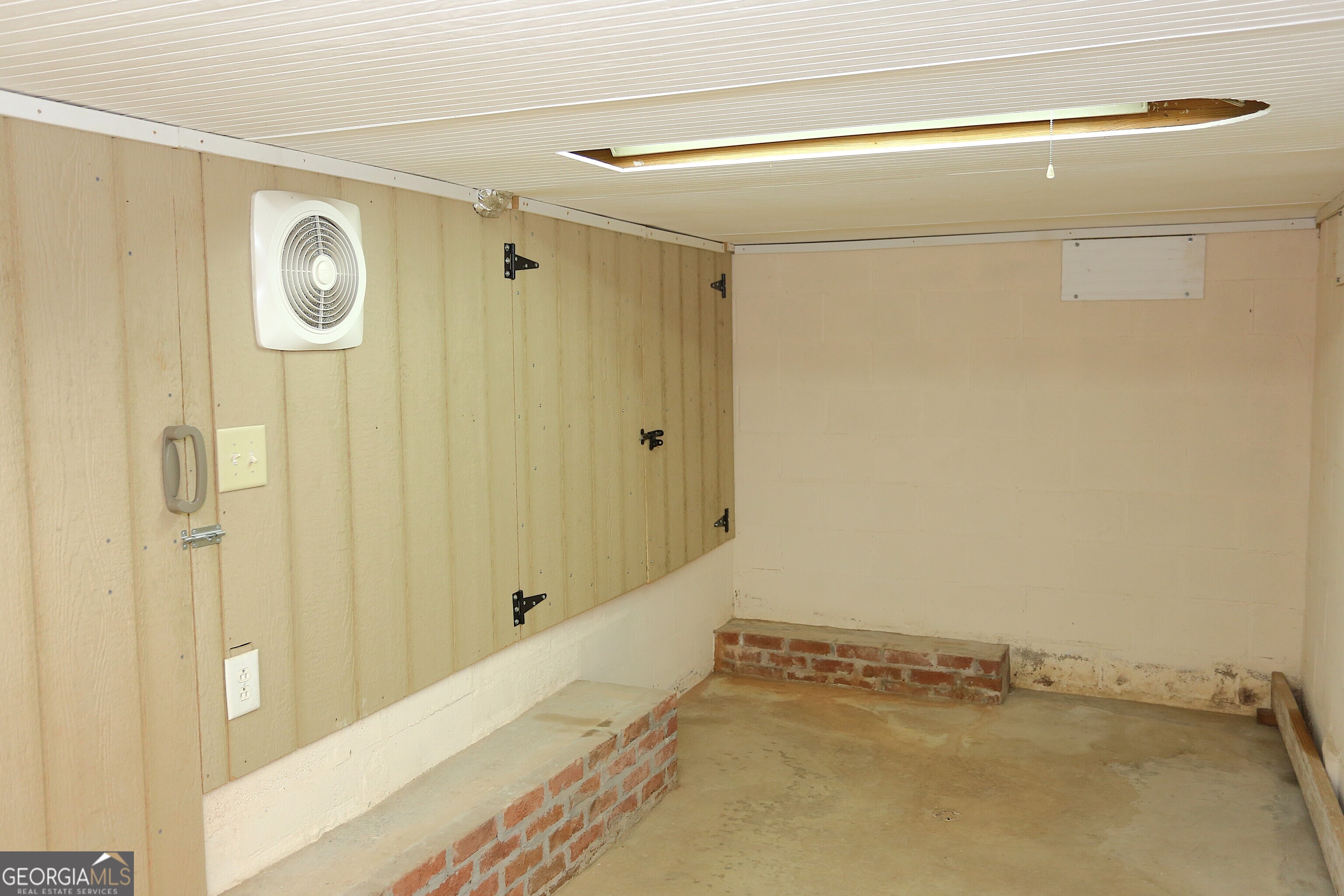 859 Tufthunter Macon, GA 31210 - Photo 78 of 94 a view of a storage & utility room with closet