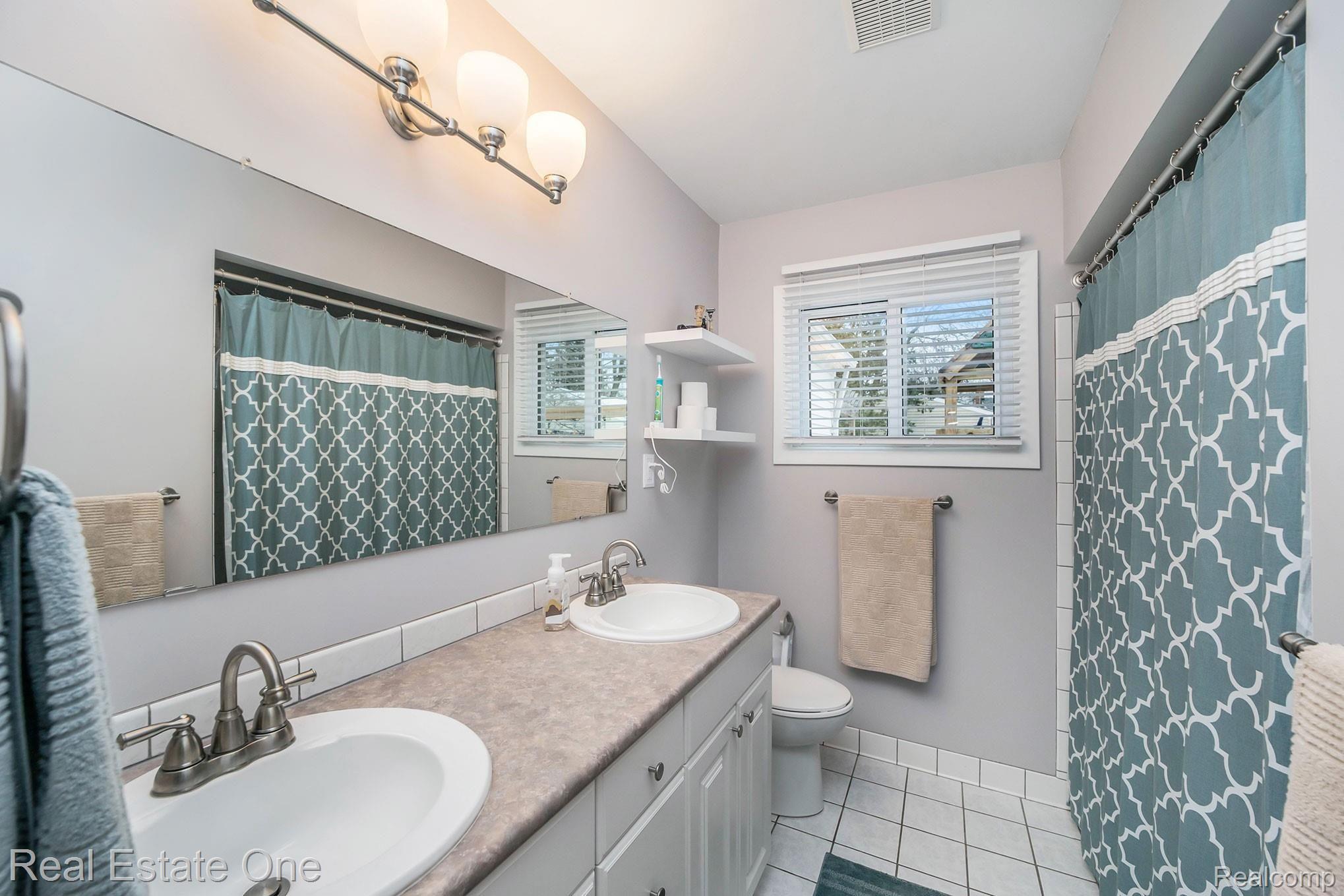 1276 Catalpa Drive Rochester, MI 48307 - Photo 16 of 28 Full Bath on 1st Floor.jpg