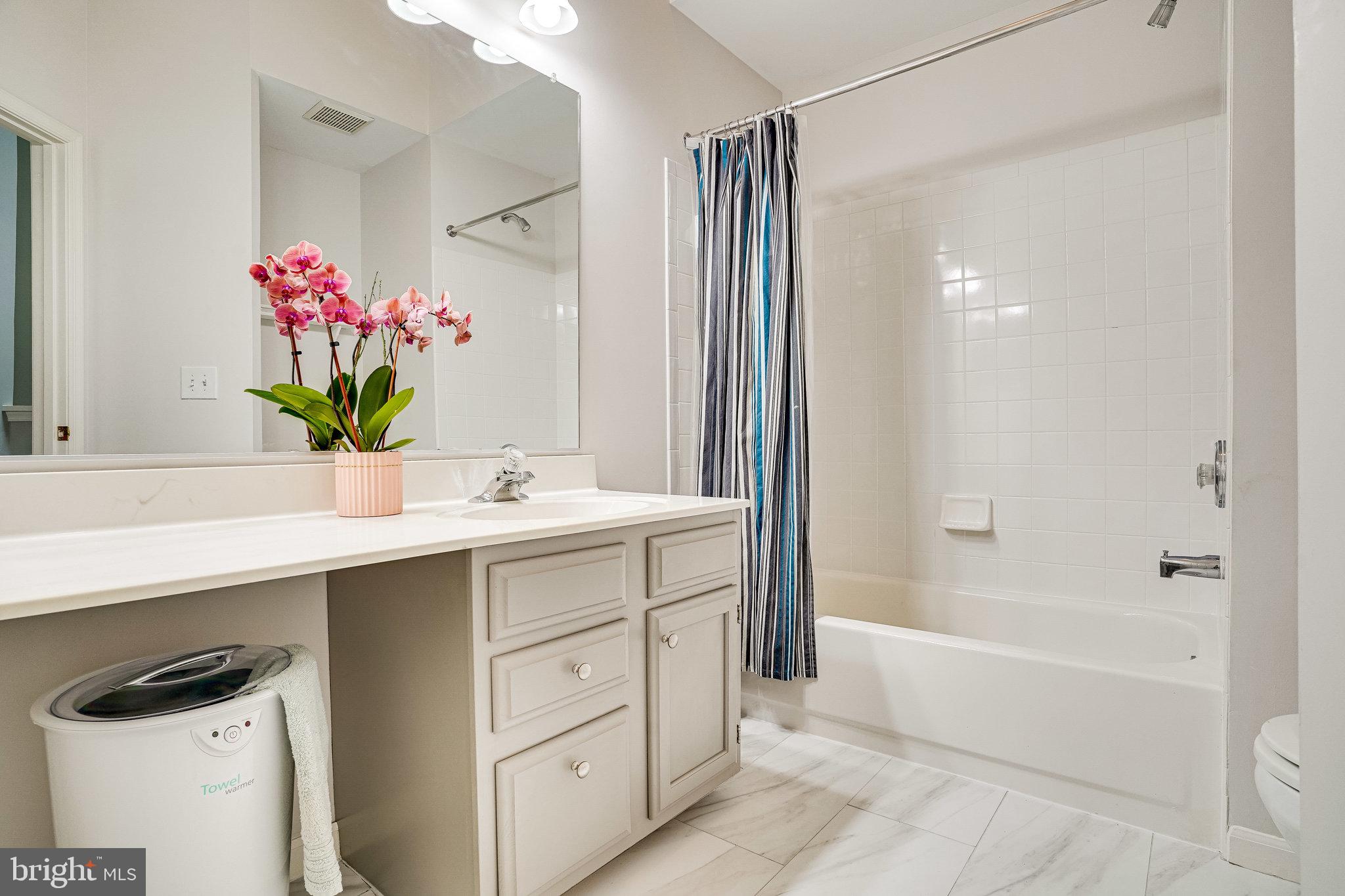 6515 Milva Lane Springfield, VA 22150 - Photo 27 of 40 Hall bathroom