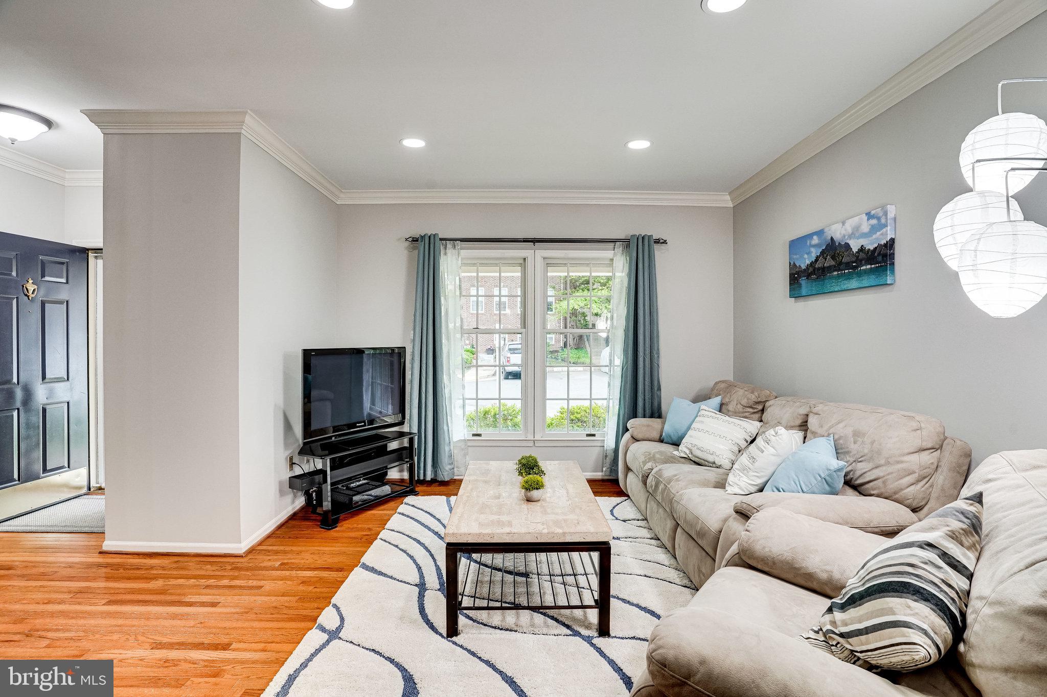6515 Milva Lane Springfield, VA 22150 - Photo 8 of 40 Living room