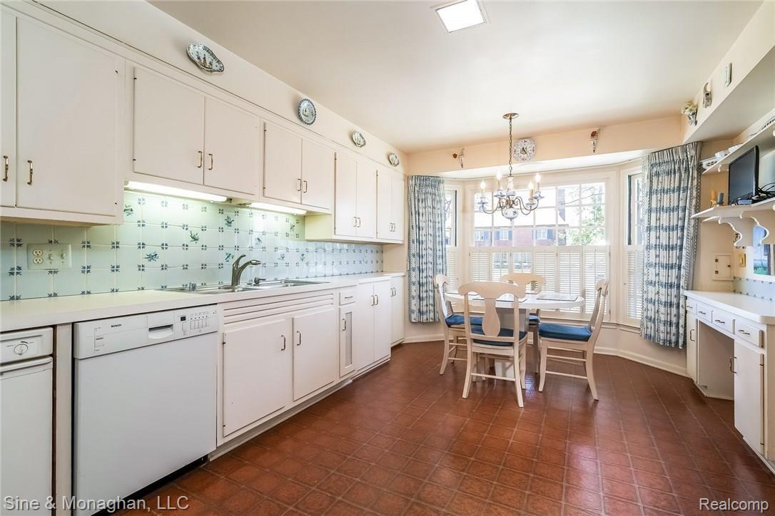 88 Cloverly Road Grosse Pointe, MI 48236 - Photo 10 of 53 012-Kitchen-5620484-medium.jpg