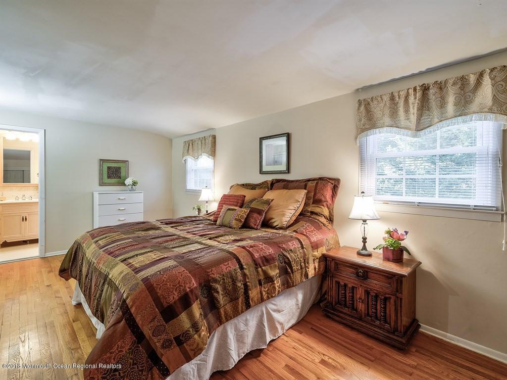 6 Robin Road Holmdel, NJ 07733 - Photo 20 of 29 020_MASTER BEDROOM
