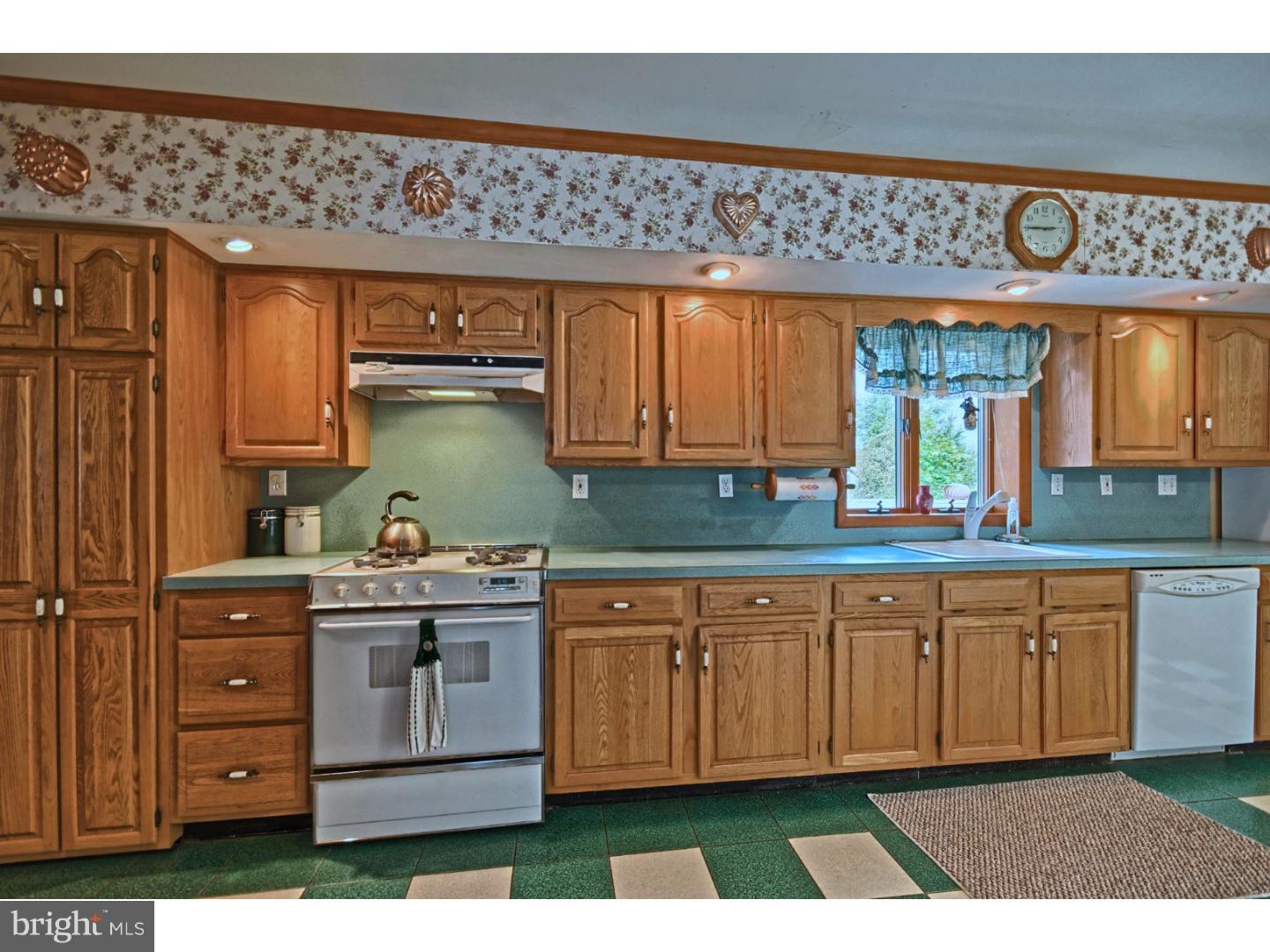 4 Fort Donelson Road Pennsville, NJ 08070 - Photo 9 of 25 Kitchen