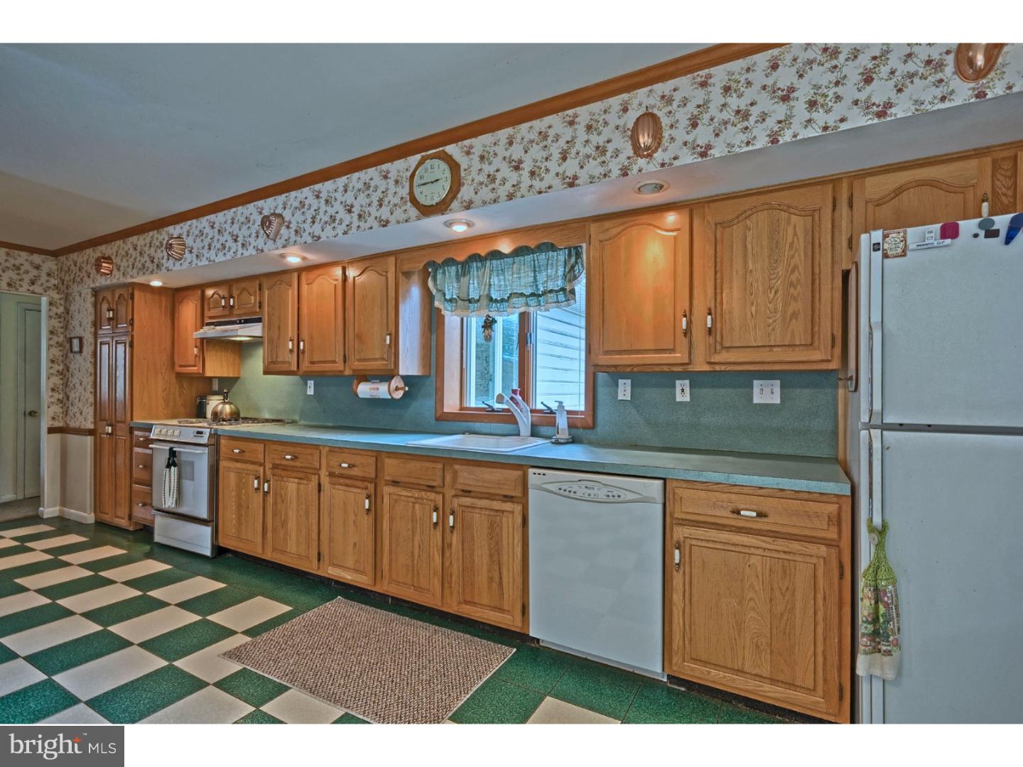 4 Fort Donelson Road Pennsville, NJ 08070 - Photo 10 of 25 Kitchen
