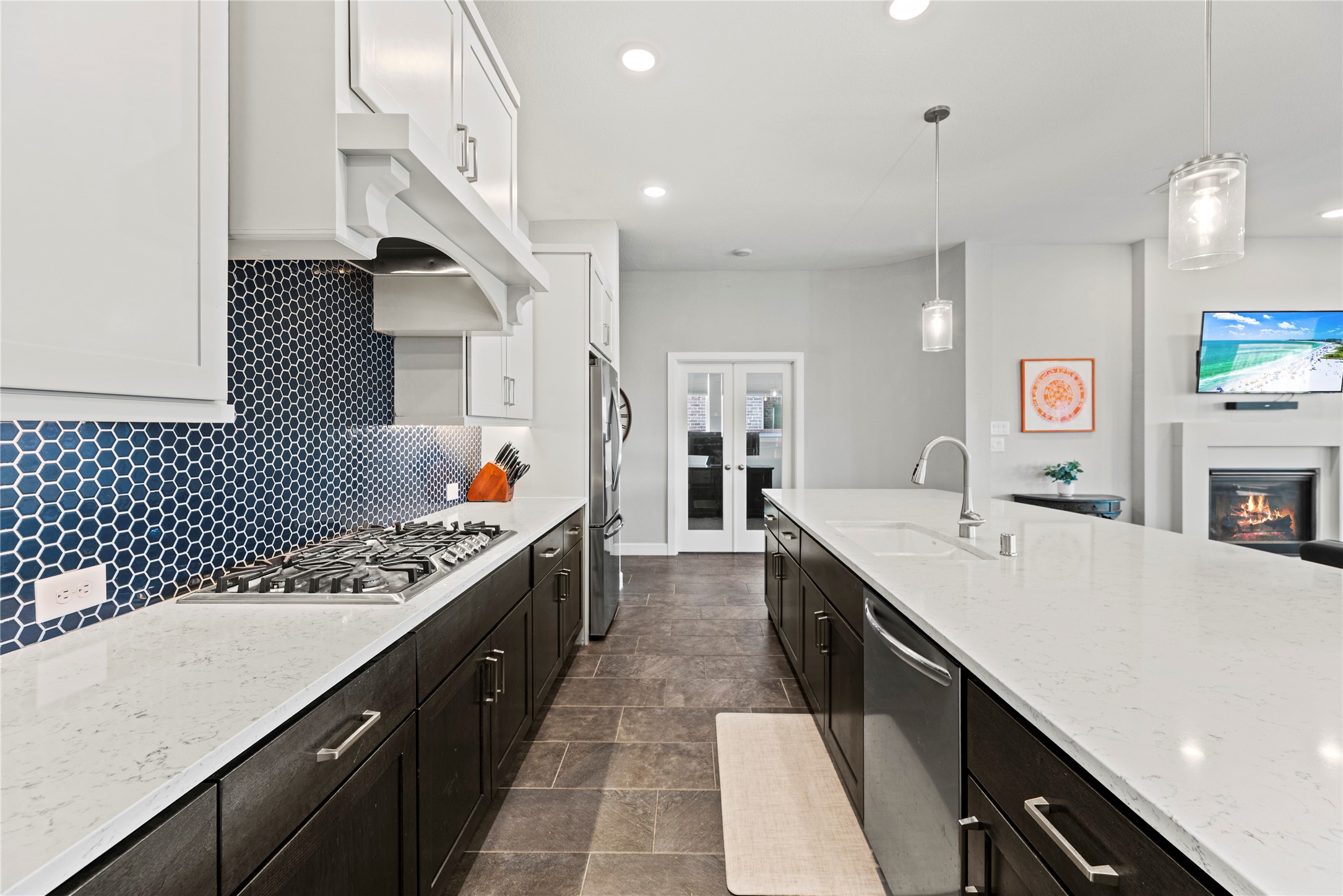 3127 Swift Way Katy, TX 77493 - Photo 12 of 25 Gas cooktop and plenty of counter space.