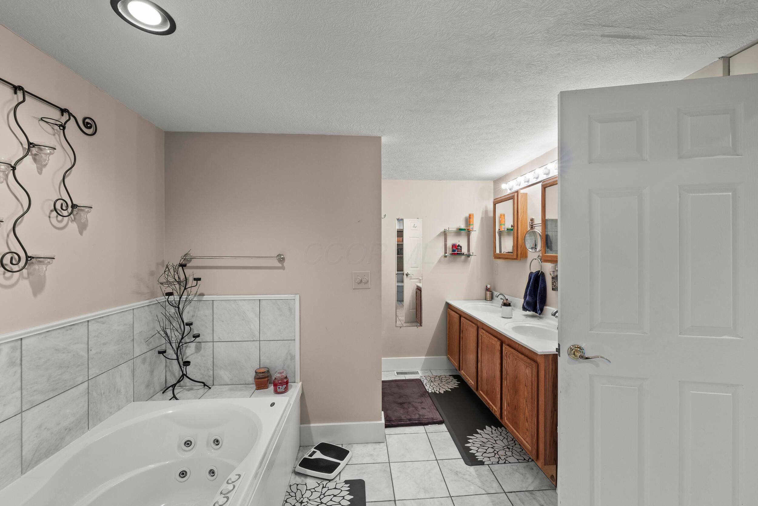 3420 Old Springfield Road London, OH 43140 - Photo 23 of 41 Primary Bath