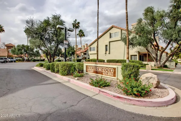 a view of a house with backyard