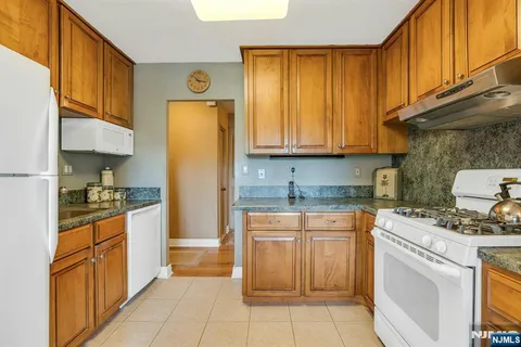 $269,000 | 2150 Center Avenue, Unit 6D, Fort Lee, NJ 07024