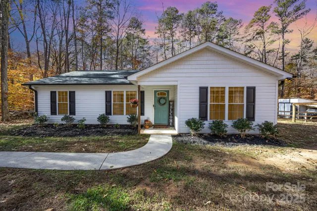 a view of a house with backyard