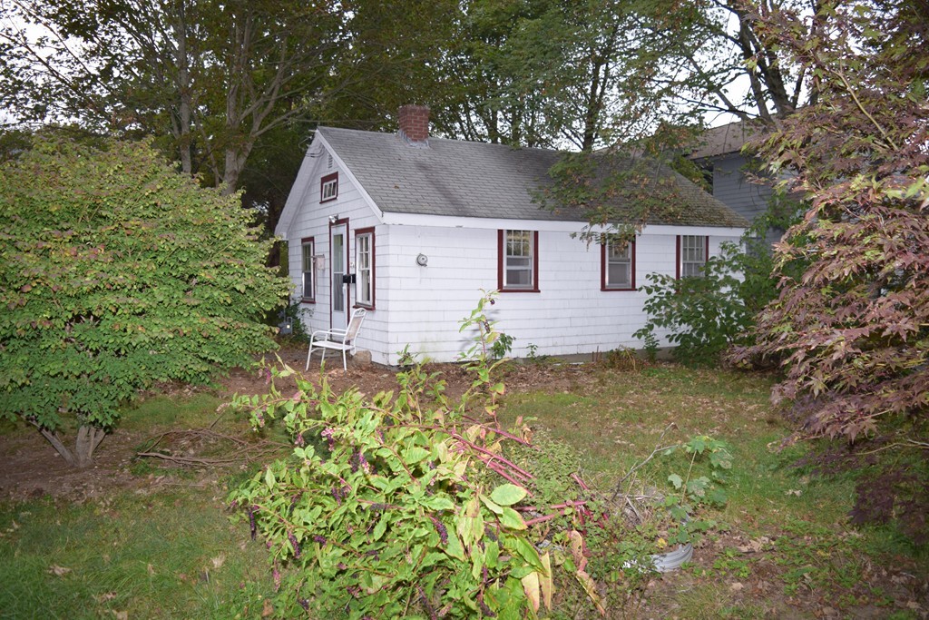 20 Nye Road Falmouth, MA 02540 - Photo 2 of 10 a front view of a house with garden