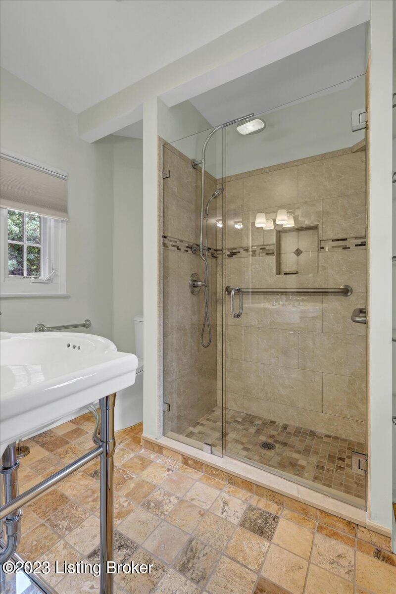 7 Totem Road Louisville, KY 40207 - Photo 16 of 18 Full BA - 2nd Fl