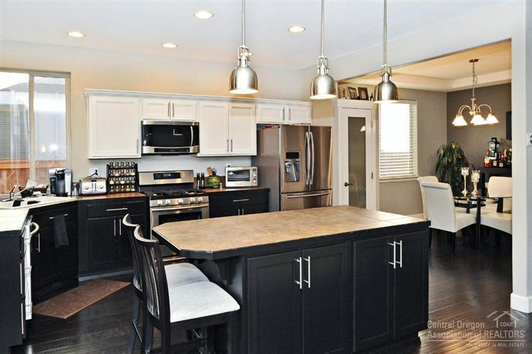 Beautiful, modern kitchen w/ contrast ca