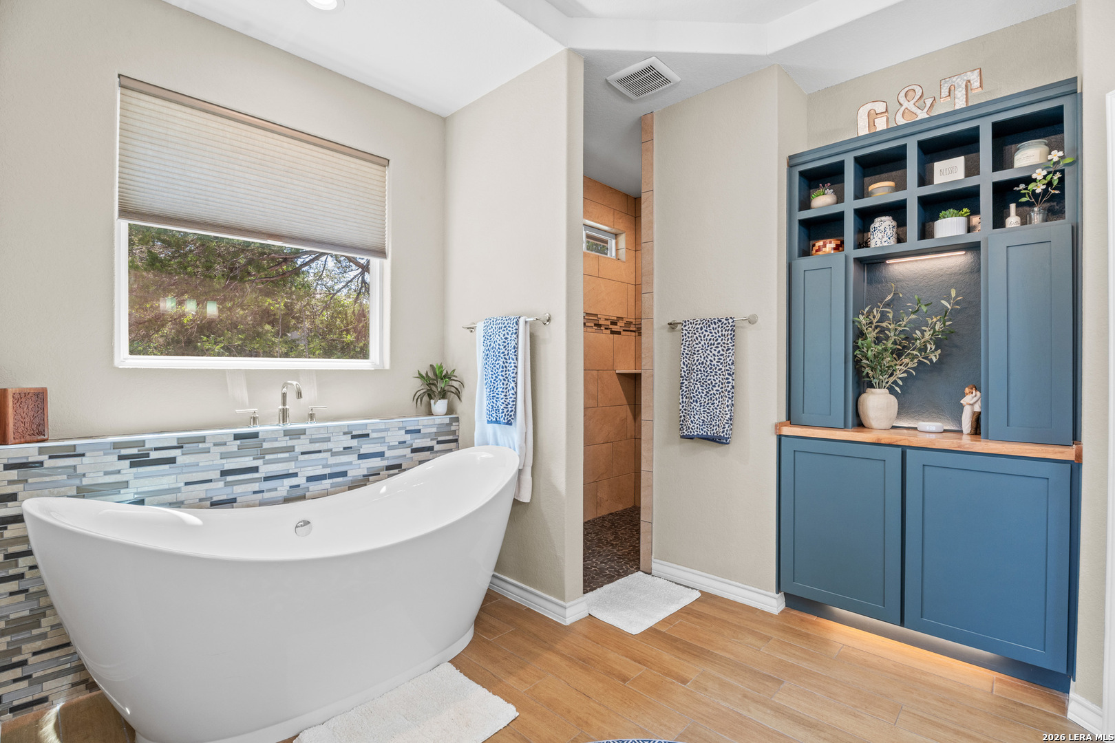 819 Primrose Path Spring Branch, TX 78070 - Photo 9 of 17 a view of a bathtub in a room