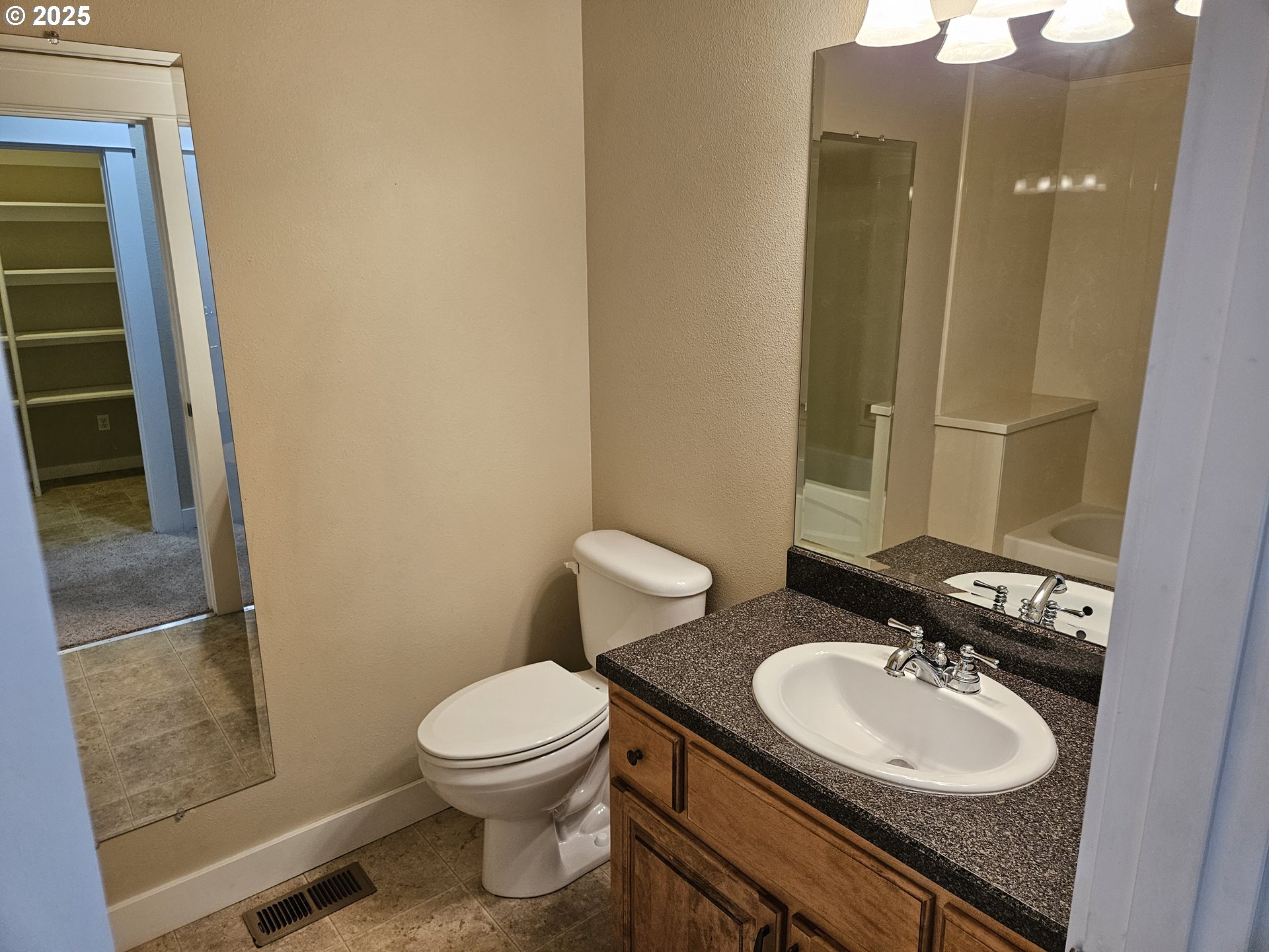 464 Oak Valley Loop Winchester, OR 97495 - Photo 16 of 30 Bathroom