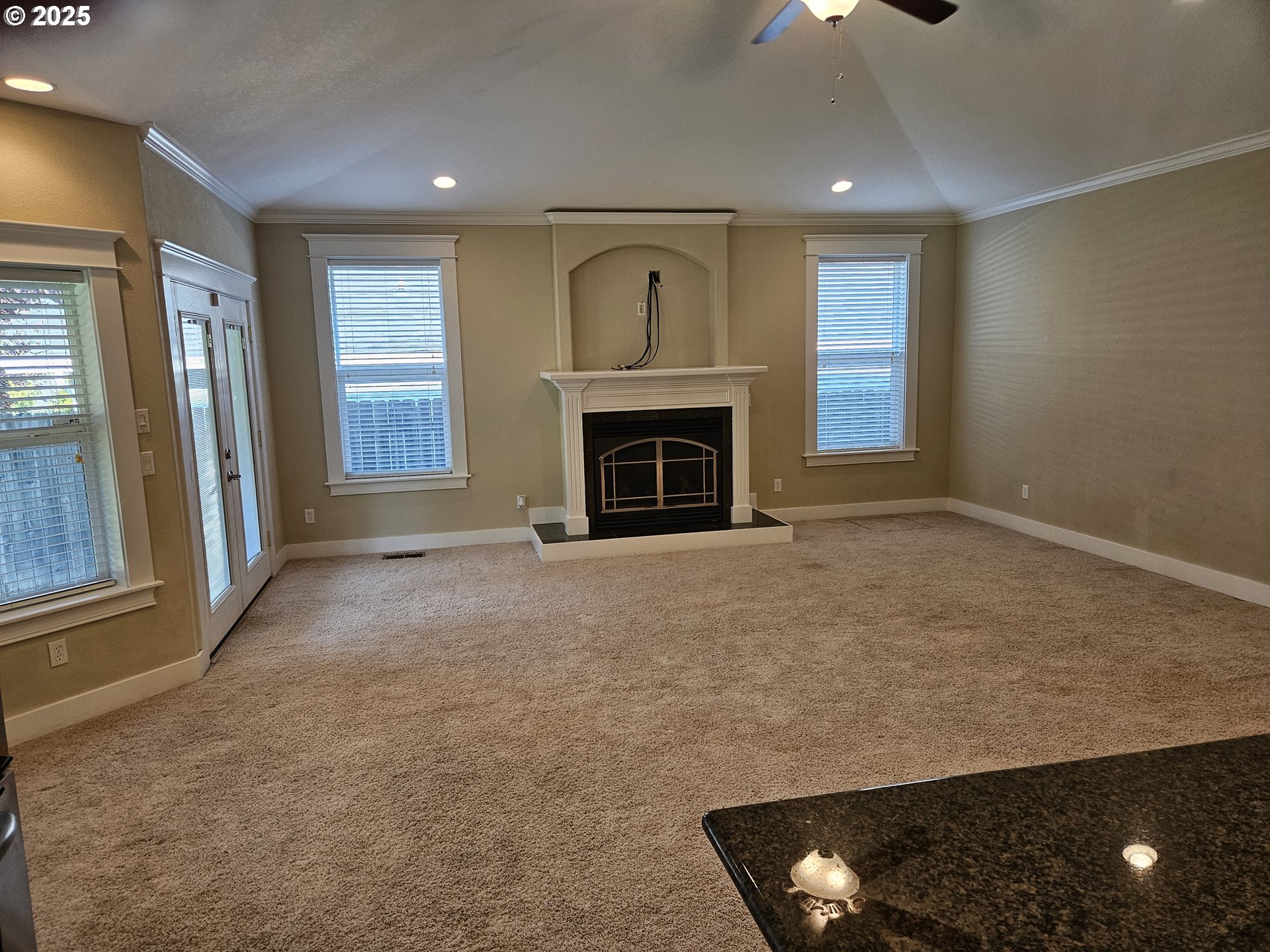 464 Oak Valley Loop Winchester, OR 97495 - Photo 2 of 30 Great Room