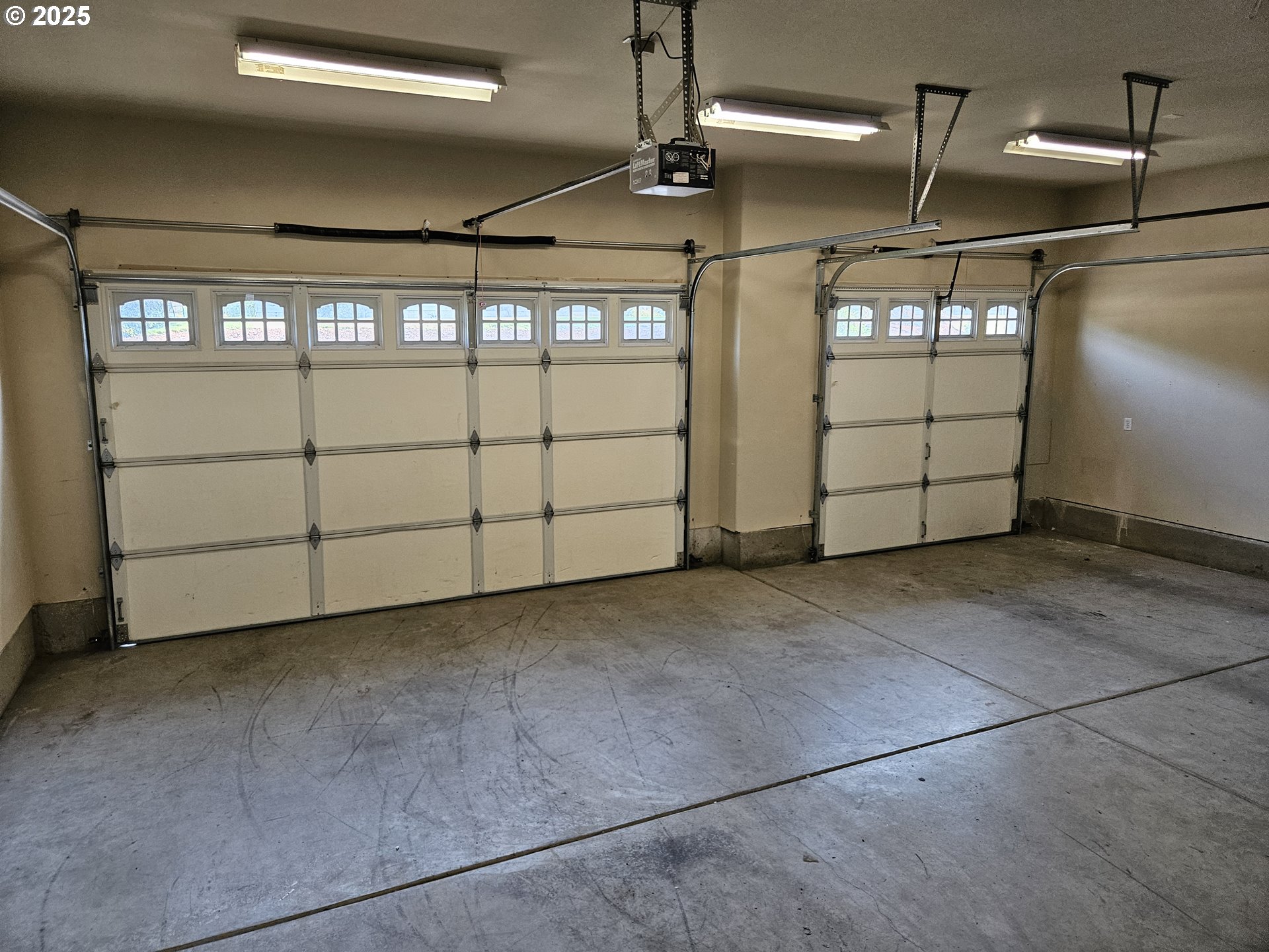 464 Oak Valley Loop Winchester, OR 97495 - Photo 24 of 30 Garage